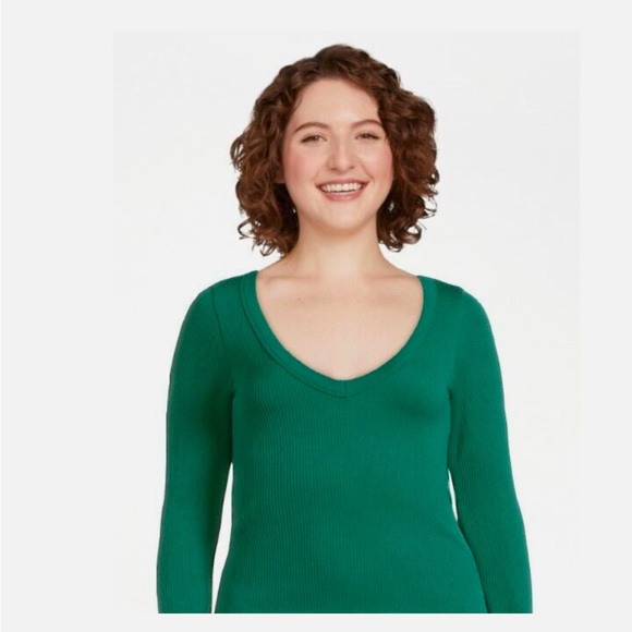 No Boundaries Juniors V-Neck Seamless Long-sleeve Tee, Green - Picture 2 of 7